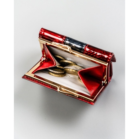 Mały, skórzany portfel damski w czerwonym kolorze zamykany na zatrzask i bigiel - Peterson