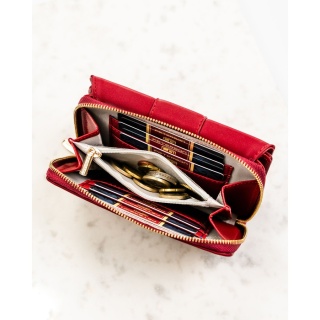 Portfel damski wykonany ze skóry ekologicznej w czerwonym kolorze, model w orientacji poziomej - Peterson