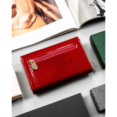 Skórzany, lakierowany portfel damski w czerwonym kolorze, wyposażony w kieszeń zewnętrzną - Peterson